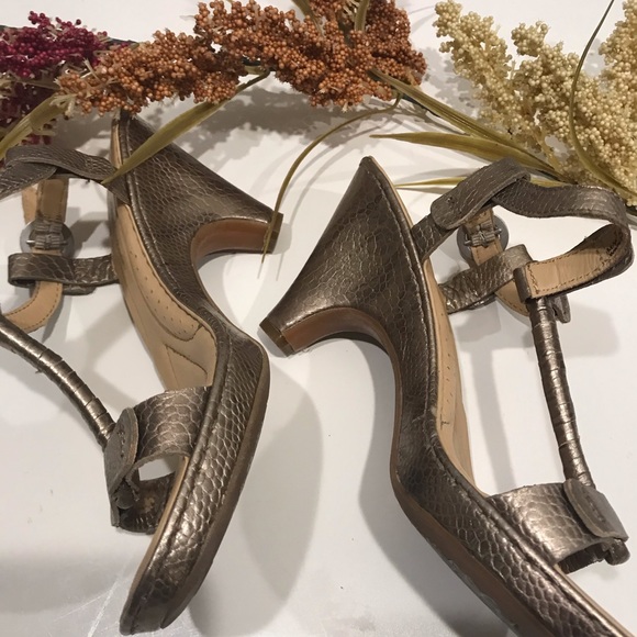 BORN CROWN bronze metallic open toe t-strapped 7 - Picture 5 of 6